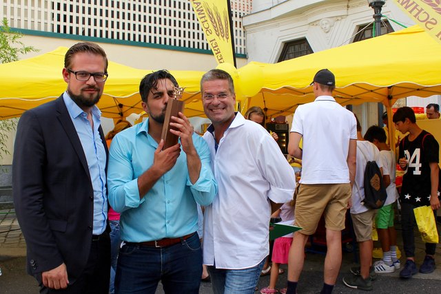 Jurymitglied und Bz Chefredakteur Christoph Schwarz mit Sieger Walid Azak und Gerold Rudle
