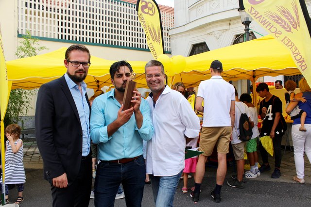Jurymitglied und Bz Chefredakteur Christoph Schwarz mit Sieger Walid Azak und Gerold Rudle
