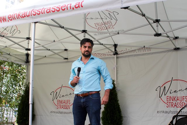 Sieger Walid Azak bei seinem Auftritt