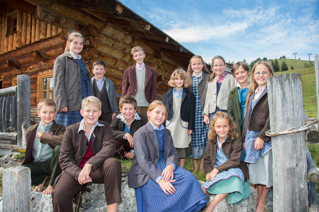 Salzburger Adventsingen: Generationentreffen unserer Hirten auf der idyllische Loferer-Alm Foto: Neumayr/MMV 4.9.2016 DIe aktuellen Hirtenkinder mit ihren neuen Gewändern