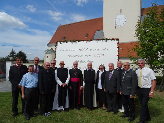 Manfred Reuberger, Pater Franz Dangl, Vizebgm. Josef Schaden, Pater Daniel Gärtner, Pater Martin Strauß, Pater Leo Ross, Weihbischof Anton Leichtfried, Administrator Pater Albert Filzwieser, Schwester Elvira Reuberger, Präsident Mag. Franz Romeder, Pater Ägid Traxler, Manfred Schnabl, Bürgermeister Johann Hölzl | Foto: Gemeinde