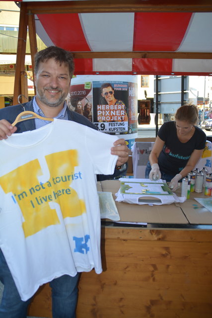 Thomas Ebner (Stadtmarketing) mit einem der handgesprayten Tshirts.