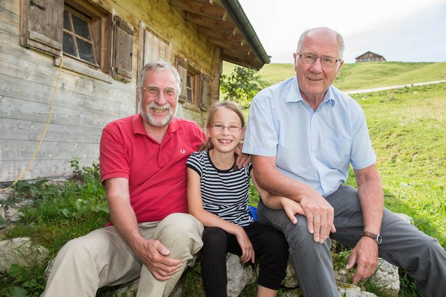 Salzburger Adventsingen: Generationentreffen unserer Hirten auf der idyllische Loferer-Alm Foto: Neumayr/MMV 4.9.2016 Die beiden ältesten Hirterbuam Walter und Heinz Schmidinger und die Jüngste Carolin Altenberger