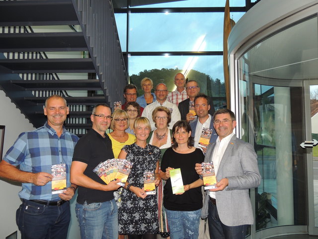 Stolz auf die regionale Lebenskultur: LAbg. Franz Fartek (r.) mit den Organisatoren und Vertretern der Kulturträger. | Foto: WOCHE