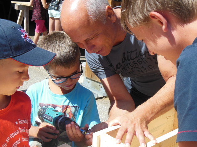 Insgesamt 16 Programmpunkte standen auf der Liste der Aktivitäten. So konnten die Kinder etwa unter Anleitung von Obmann Christian Hutticher eigene "Kräuterkisterl" bauen. | Foto: Gemeinde Berndorf