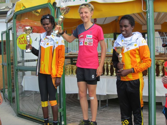Susanne Mair (Mitte), drittschnellste Frau und Siegerin der Allgemeinen Frauenklasse bis 34 Jahre beim Rennen auf das Kitzbüheler Horn. | Foto: SUR Lienz
