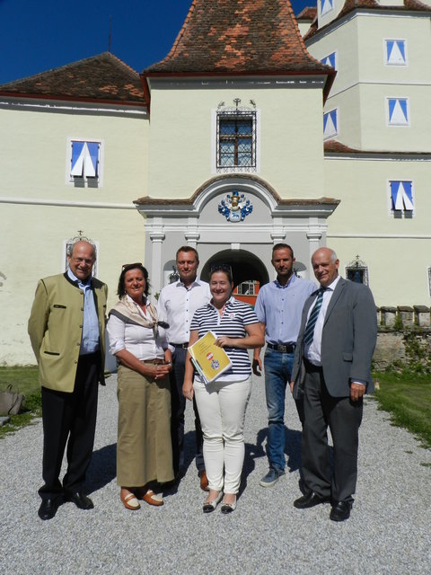 Jubiläumsfeier: Andreas Bardeau, Manfred Reisenhofer, Daniel Dunst und Hannes Hofmann mit Clubmitgliedern (v.l.).
