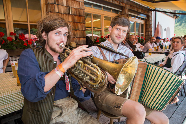Salzburger Adventsingen: Generationentreffen unserer Hirten auf der idyllische Loferer-Alm Foto: Neumayr/MMV 4.9.2016 Manuel Haitzmann und Simon Haitzmann sorgten für musikalische Begleitung