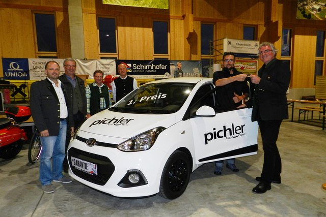 Valentin Eggbauer (2.v.re) bekam den Schlüssel von GF Manfred Pichler (re) überreicht.                                                                      v.l. Ägydikomiteevorsitzender Christoph Brunnhofer, Bgm. Franz Doppelhofer, Otmar Kandlbauer und Martin Sommersguter