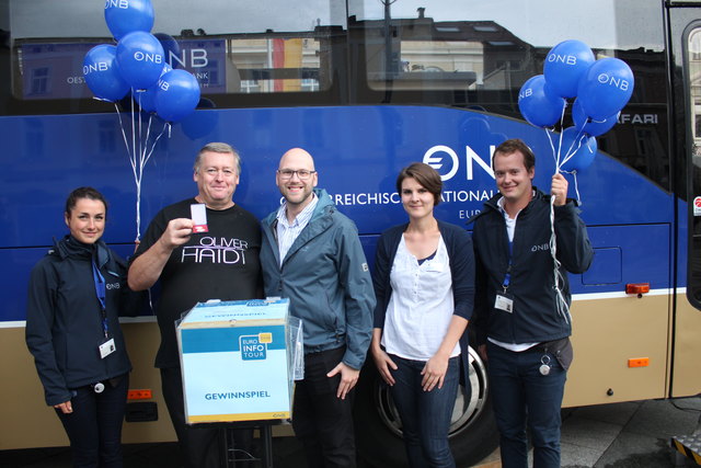 Beim Tourstop in St. Pölten: Ingrid Reitinger, Gewinner Josef Gleihs, Gemeinderat Thomas Kainz, Judith Feyrer von der OeNB und Christian Platzer | Foto: OeNB