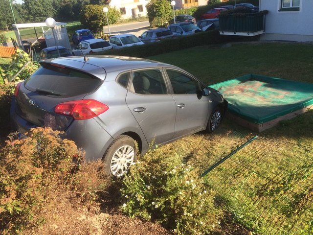 Die Flucht endete für den 36-Jährigen an einer Sandkiste in einem Garten in Ehrendorf.