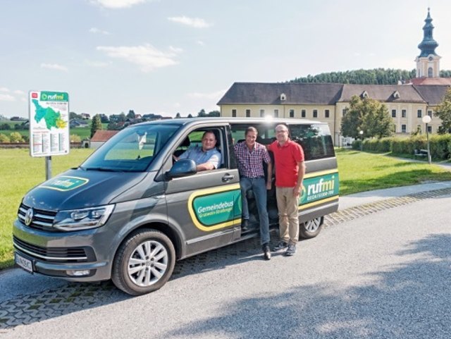 Der Gemeindebus "rufmi" wird von Bgm. Harald Mulle und GR Josef Harb getestet. | Foto: Marktgemeinde Gratwein-Straßengel