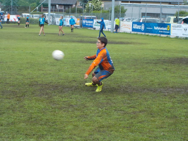 Beck Manuel beim Faustball spielen.