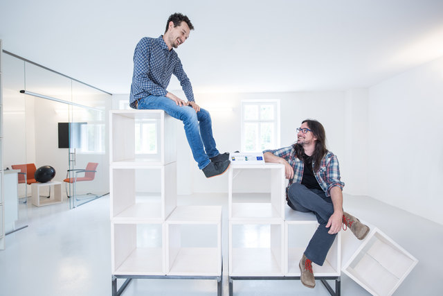 "Coworking ist mehr als nur das Zurverfügenstellen von einem Arbeitsplatz. Es drückt soziale Interaktion aus und ermöglicht das gemeinsame Arbeiten an Projekten": Eisenstraße-Projektmanager Joseph Hofmarcher mit Coworker Peter Teufel im Coworking Space Neubruck.