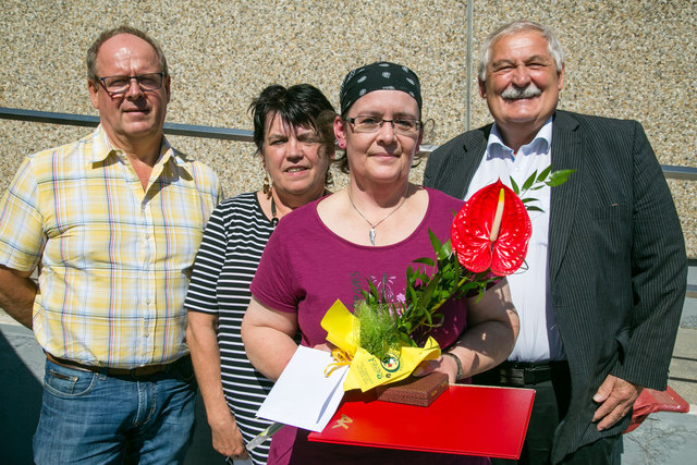 AK- Ehrung für 30 Jahre Betriebszugehörigkeit der Pöttelsdorfer Putenspezialitäten (v.l): 
Geschäftsführer Harald Haider, Betriebsratsvorsitzende Gabriele Finsterwalder, Alexandra Steindl und AK-Präsident Alfred Schreiner | Foto: AK