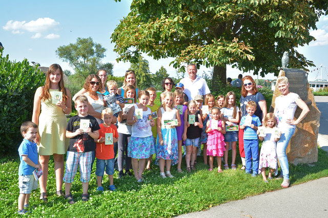 Eva Lupac (Rosenarcade), Susanne Stöhr-Eißert (Stadträtin für Schulen und Kindergärten) und Kultur- Gemeinderat Peter Höckner mit den Kindern Tobias und Robin Henninger sowie Hannah und Sophie Wiesböck mit ihren Preisen.