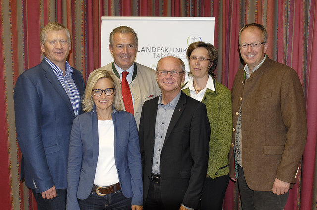 Bei der Bürger-Information bezüglich der Klinik-Generalsansierung im Pfarrsaal St. Michael, am 6. September 2016: Vaclav Ruzicka (Ärztlicher Direktor LK TAmsweg), Andrea Schindler-Perner (Wirtschaftsdirektorin LK Tamsweg); Paul Sungler (SALK-GF), Christian Stöckl (Gesundheits- und Spitalsreferent, LH-Stv.), Martina Moser (Pflegedirektorin-Stv. LK Tamsweg ), LAbg. Bgm. Manfred Sampl.