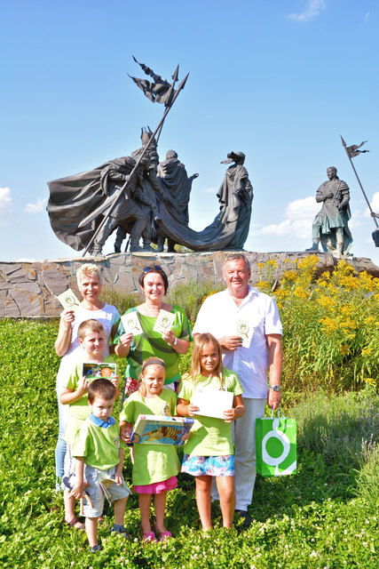 Kultur-Gemeinderat Peter Höckner und Eva Lupac (Rosenarcade) mit den glücklichen Gewinnern des Tulu- Tour Gewinnspiels.