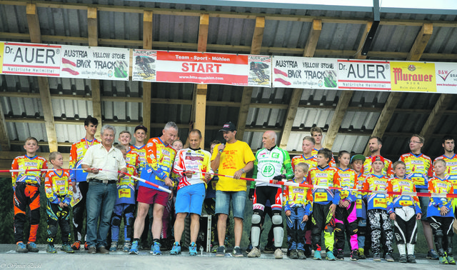 Fünf-Meter-Starthügeleröffnung mit Bürgermeister Herbert Grießer, Wolfgang Auer, Enduro-Europameister Werner Müller, Andy Kogler sen., LRV-Präsident Eduard Hamedl und BMX-Teamfahrern aus Mühlen.