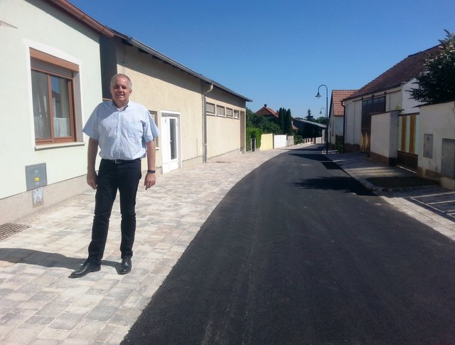 Bürgermeister Erich Hofer in der sanierten Gasse.