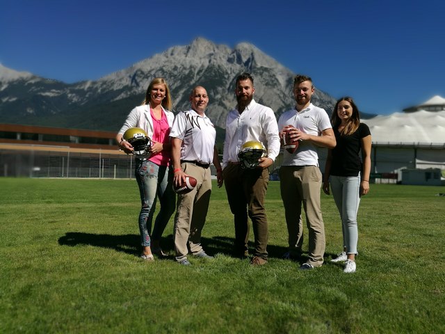 Informierten über ihre zahlreichen Neuerungen im Vereinsgeschehen (v.l.): Quaterback Martina Abfalter, Ladies-Headcoach Lars Steinmetz, Präsident David Mariani, Headcoach Kampfmannschaft und Jugend Nick Kleinhansl und Headcoach Cheerdance Lisa Jungmann.