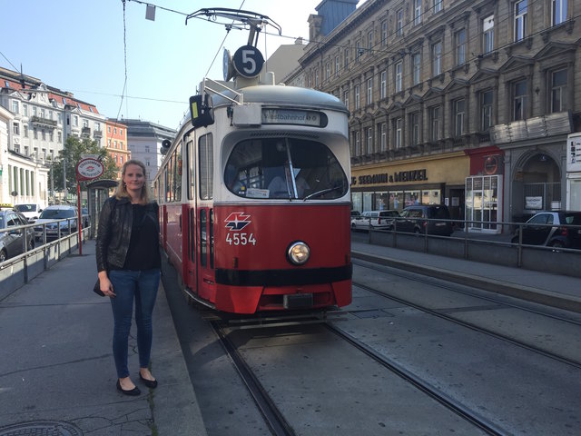 Die Alsergrunder ÖVP-Klubobfrau Elisabeth Fuchs setzt sich für verbesserte Intervalle der Straßenbahnlinie 5 ein.