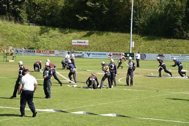 Am Spielfeld der Kicker wurden am Samstag fleissig Schlauchleitungen verlegt.
