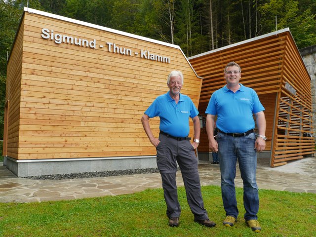 Stolz auf das Kassen- und Infogebäude: VSF Kaprun-Obmann Hans Jäger (links) und Finanzreferent Bernhard Gritsch.