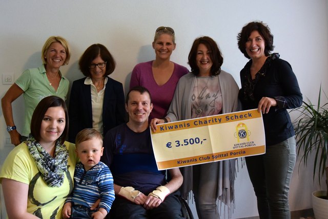 vorne: Manuel Holzmann mit seiner Schwester Melanie und seinem Neffen
hinten von links: Christine Rainer, Karin Meließnig, Ute Lohmann, Astrid Arztmann, Eveline Skalla