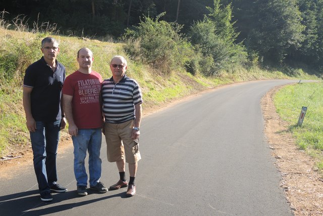 Im Bild vlnr: Bürgermeister Andreas Pichler, Ortsvorsteher Manfred Öttl (Taubitz) und geschäftsführender Gemeinderat Johann Zeller (Loiwein) beim sanierten Güterwegteilstück. Foto: Gemeinde Lichtenau.