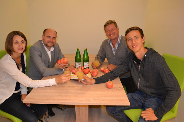 Carina Nagl, Dreiländereck-Obmann Bgm. Christian Frank, Baumschulbesitzer Robert und Dominik Schreiber.