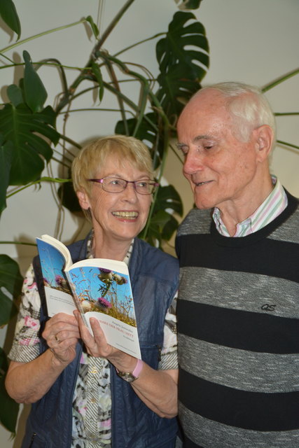 Angela Jursitzka und ihr Helmut mit dem Buch "Die Ehre der Frau Hitt" (122 S.), Verlag 'Bibliothek der Provinz' (15 Euro).