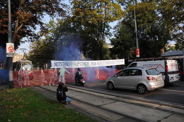 Kein Durchkommen für den Verkehr: Der Ring wurde für einige Minuten von Demonstranten gesperrt. | Foto: Foto: Antifa