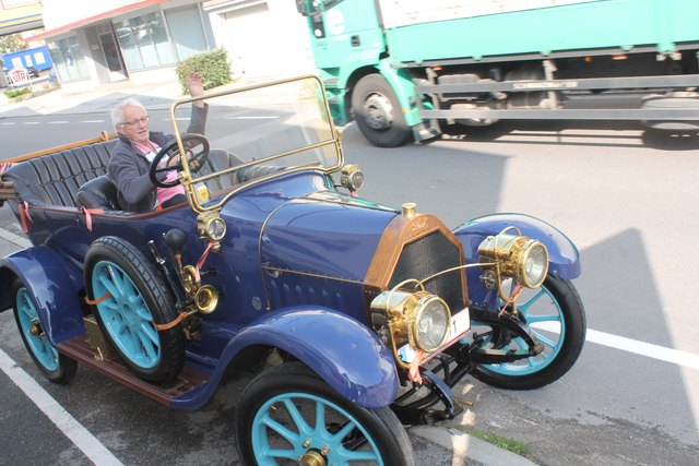 Josef Irsiegler bei einer Spritztour mit seinem Fiat Tipo 1, Modell 12/15 HP