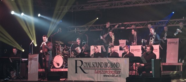 In Diersbach präsentiert die Band mit zwei Sängern die neue Live-CD. | Foto: Royal Sound Big Band