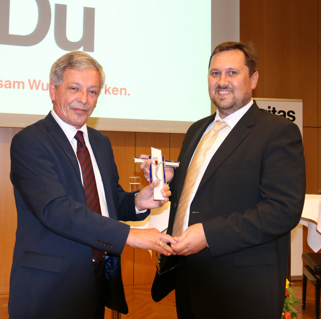 Friedrich Schuhböck übergab Hannes Ziselsberger ein Kreuz, das er selbst vor 20 Jahren bei seinem Amtsantritt geschenkt bekommen hatte.