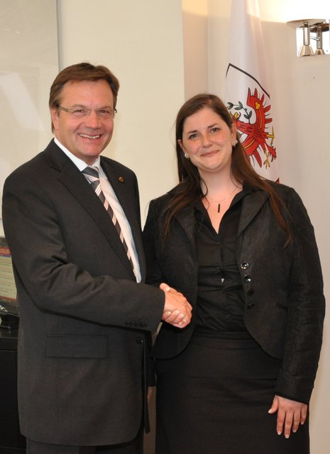 LH Günther Platter gratuliert Bezirkshauptfrau Olga Reisner zum sehr guten Ergebnis.