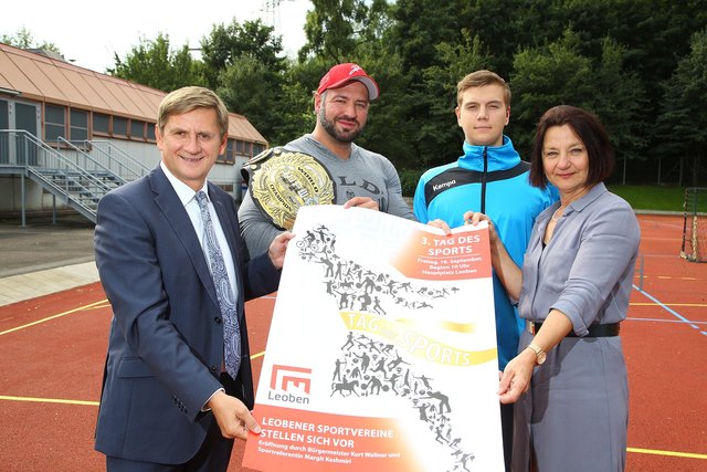 Bürgermeister Kurt Wallner, Wrestling-Weltmeister Chris Raaber, Handball-Nationalteamspieler Sebastian Spendier, Sportreferentin Margit Keshmiri (v.l.).