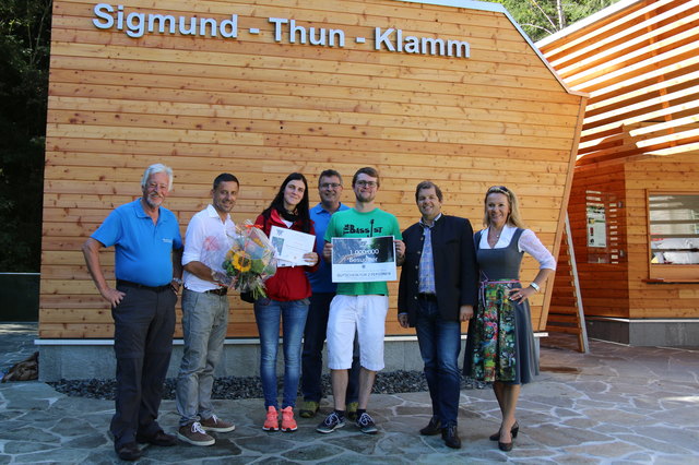 VSF Finanzreferent Bernhard Gritsch, Obmann des Tourismusverbandes Kaprun Christoph Bründl, Gewinner/in Laura Götz und Pascal Wallrich aus Trier, dazwischen VSF Obmann Hans Jäger, Bgm. Manfred Gassner und TVB Geschäftsführerin Renate Ecker.