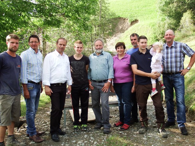 LK-Präsident Mößler (3.v.l.) und Vzbgm. Siegfried Huber (2.v.l.) gemeinsam mit Familie Mitter und weiteren betroffenen Landwirten beim Lokalaugenschein in der Gemeinde Ebene Reichenau.