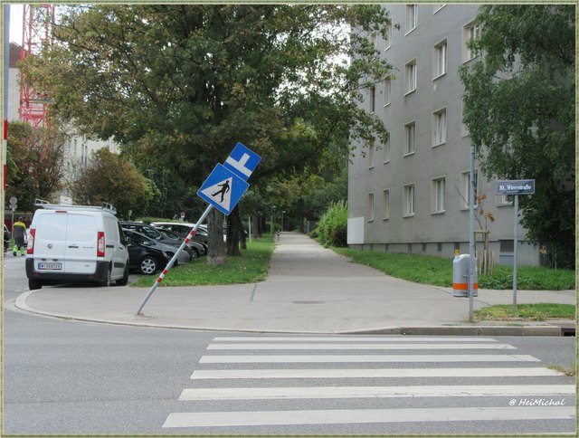 ...in den Himmel.(aber eine Sackgasse)Sicher ist hier ein LKW angefahren neben der Baustelle!