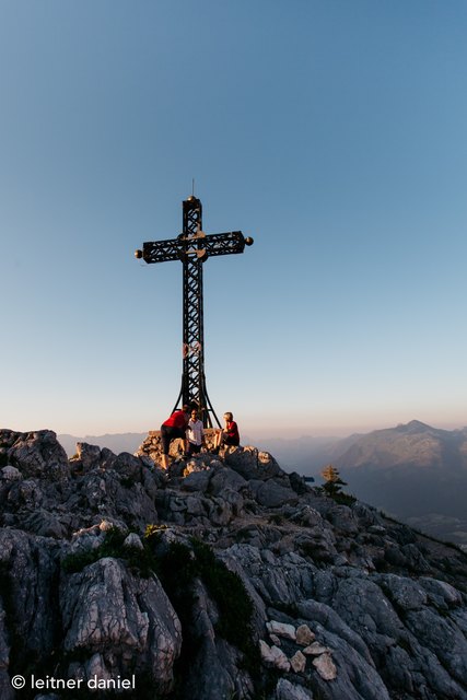 Am Elferkogel zelebrieren Pfarrer Handlechner und alle Teilnehmer die Bergmesse auf der Katrin. | Foto: Daniel Leitner