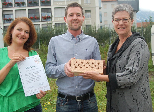 Funktionärsentschädigungsübergabe der Wirtschaftskammer Tirol durch Margit Schäfer (re.) an Sarah Schett und Manuel Lackmaier von Tugende Together