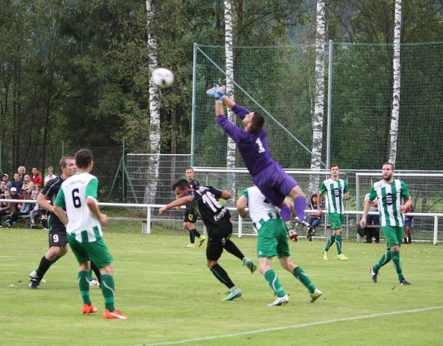 Ein sicherer Rückhalt: Oberwölz-Torhüter Philipp Lintschinger bot eine starke Leistung im emotionalen Bezirksderby.