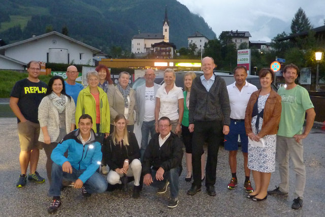 Die Theatergruppe bei der Spendenübergabe an Diakon Toni Fersterer