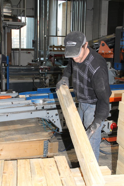 Die Firma Ecker ha 25 Mitarbeiter und ist auf Holzverpackungen spezialisiert.