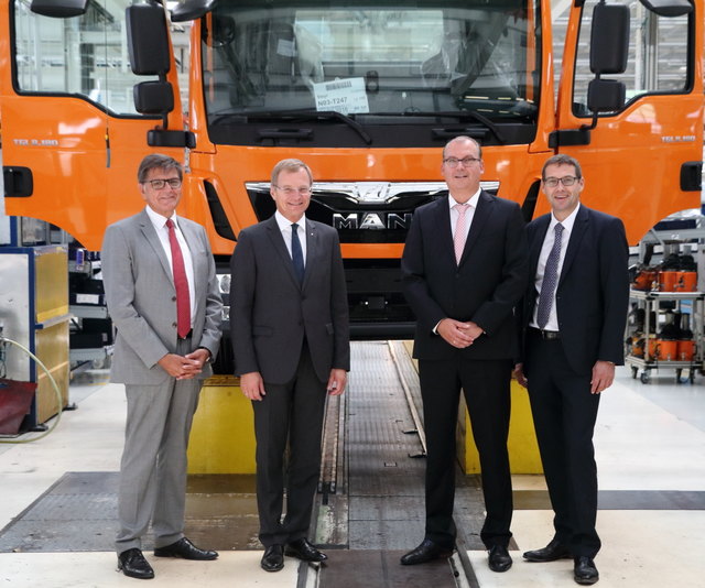 Karl-Heinz Rauscher (Geschäftsführung Ressort Personal MAN Tuck & Bus Österreich), Thomas Stelzer, Thomas Müller (Geschäftsführung Ressort Produktion MAN Truck & Bus Österreich), Markus Vogl (Abgeordneter zum Nationalrat und Angestellten-Betriebsrats-Vorsitzender MAN Truck & Bus Österreich; v. l.).