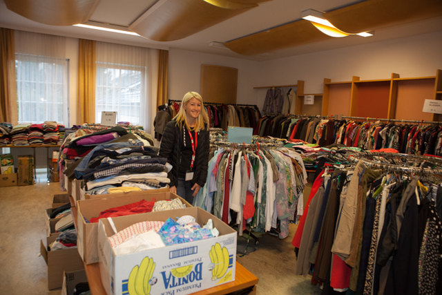 Die Kleidung wird nach Größen sortiert.