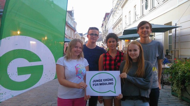 Miriam Frauenlob mit einem Teil der neu gegründeten Jungen Grünen Mödling
