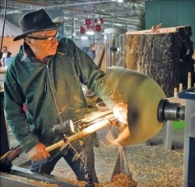 Drechsler und Holzkünstler in Aktion – zu sehen beim Holzsymposium am 17. und 18. September am Hödnerhof. | Foto: Hödnerhof